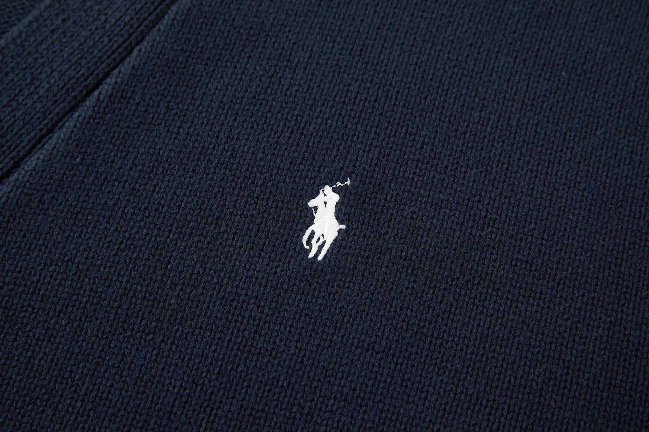 AP Ralp Lauren Ralph Lauren embroidered pony knitted cardigan. Fabric: Made of 100% cotton yarn, original custom-dyed blue-card color. Accessories: Buttons are made of natural resin buttons with brand logo letters on the side. Craftsmanship: The embroidery uses 3D three-dimensional embroidery, embellished with polo logo embroidery, and the total number of stitches is approximately 300 stitches. This knitted cardigan is knitted with soft cotton yarn and has a loose fit, decorated with exquisite contrasting iconic Polo pony embroidery on the chest. Loose fit: comfortable silhouette, looser at the chest and shoulders, slightly shortened in length. Accessories: Customized 1:1 washed logo. Accessories: Customized 1:1 engraved buttons. Craftsmanship: Customized 1:1 embroidered logo. Size: S-M-L-XL. Color: Blue-White-Khaki. Style number: 86254